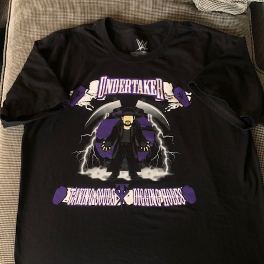 Undertaker WWE Wrestling Nerds Shirt. Size L.